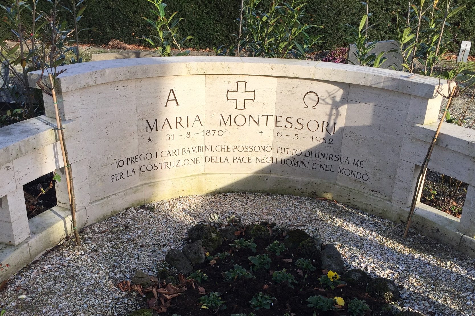Maria%20Montessori%27s%20tomb%2C%20%20%20Noordwijk%20%28by%20Gabriele%20Maggi%29%20-%2005.JPG